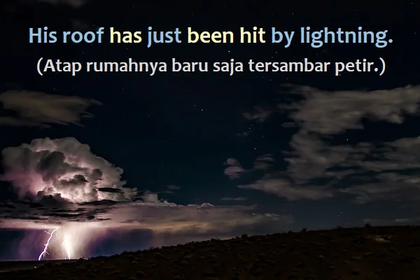 contoh kalimat passive voice dan artinya: His roof has just been hit by lightning. (Atap rumahnya baru saja tersambar petir.)