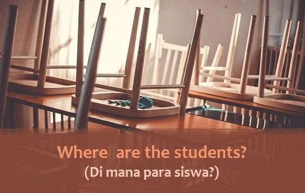Contoh wh-question simple present tense: Where are the students? (Di mana para siswa?)