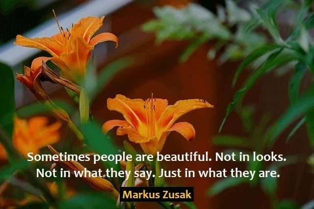 Kata Mutiara Bahasa Inggris tentang Kecantikan di dalam (Inner Beauty): Sometimes people are beautiful. Not in looks. Not in what they say. Just in what they are. Markus Zusak